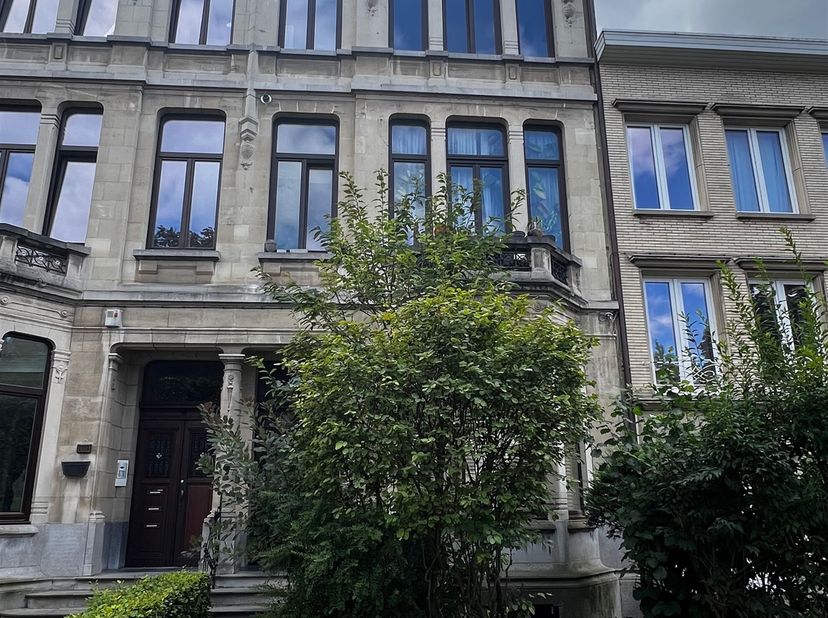 Deze lichtrijke studio biedt een aangename woonruimte met een open indeling. De leefruimte beschikt over een open keuken, uitgerust met de nodige toes
