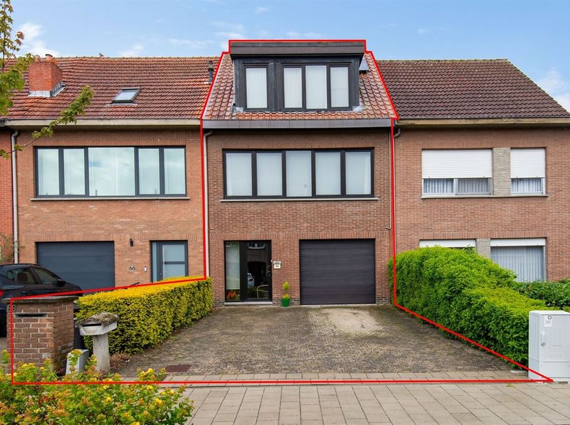 Ruime bel-etagewoning met garage, grote oprit en zonnige tuin<br />
Gelegen in een rustige en residentiële buurt in Aartselaar, geniet deze bel-etagew