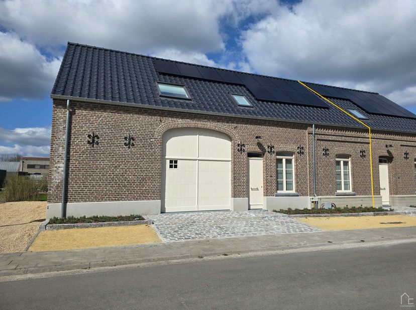 Dit prachtig gerenoveerd herenhuis is gelegen in Grote- Brogel op Pastorijstraat 32. De woning is kwalitatief afgewerkt, beschikt over 3 slaapkamers w