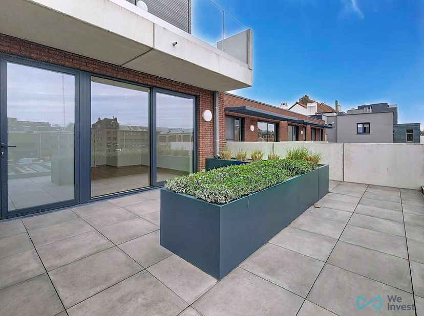 Tél : 0456 87 27 16 / E-mail : juliana.t@weinvest.be<br />
We Invest vous propose en exclusivité ce magnifique appartemen moderne de 70m², situé au 3è