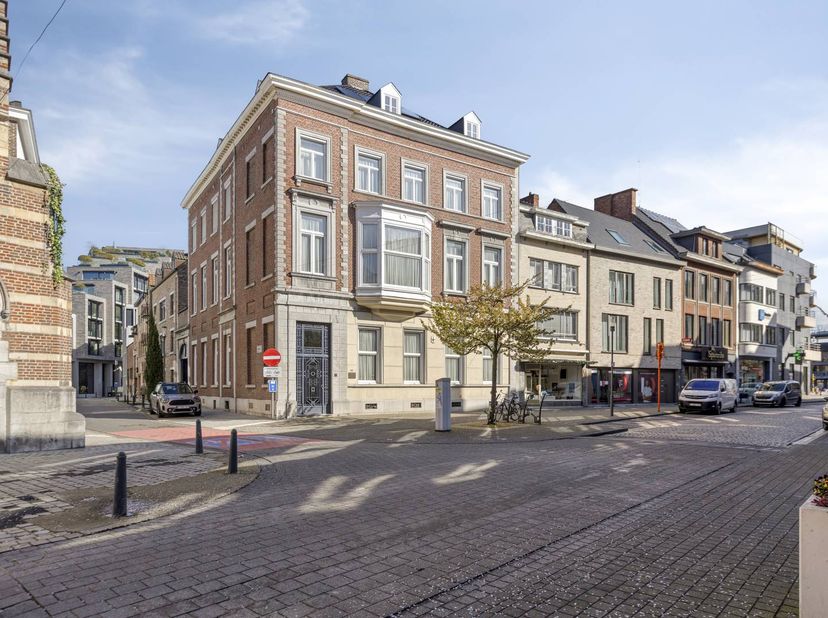 Deze ruime gelijkvloerse handelsruimte bevindt zich in een authentiek pand met een unieke uitstraling. Het gebouw maakt deel uit van de beschermde Not