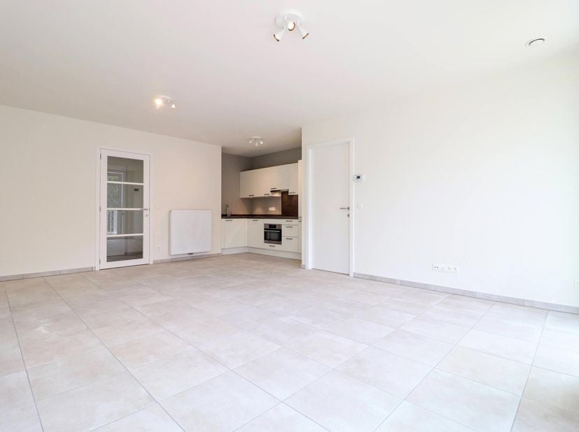WEMMEL - Ideaal gelegen dicht bij het Atomium, winkels, vervoer en snelwegen, licht appartement van 60 m² (1 slaapkamer/1-slaapkamer) met terras en pa