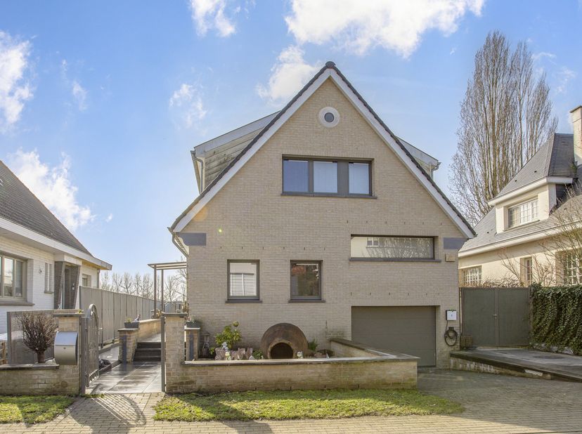 Op zoek naar een ruime, perfect onderhouden woning op een rustige maar centrale ligging? Deze instapklare gezinswoning combineert comfort, functionali