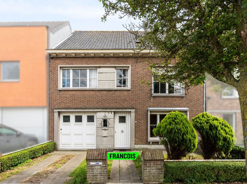 Située dans un quartier calme et recherché de Mariakerke, cette spacieuse maison familiale offre une surface habitable de pas moins de 253 m² sur un t