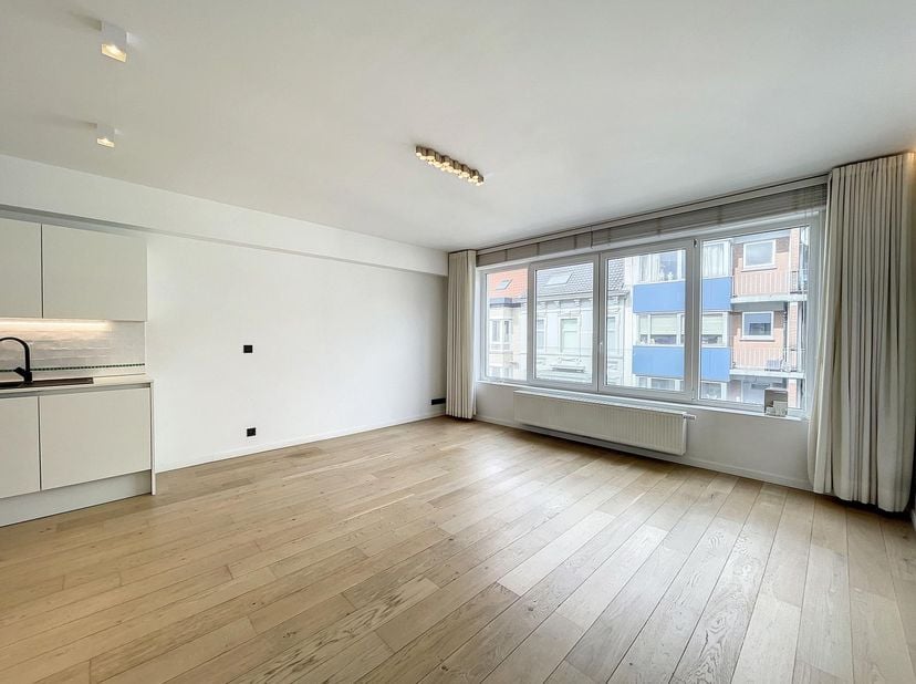 DEMANDEZ UNE VISITE UNIQUEMENT VIA IMMODAVINCI.BE<br />
SITUATION<br />
Cet appartement de 2 chambres, prêt à emménager, bénéficie d'une situation cen