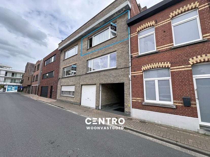 INDELING:<br />
Tweede verdieping (75 m²):<br />
Ruime inkomhal – apart toilet&amp;nbsp; - LICHTRIJKE leefruimte - ingerichte keuken (spoelbak, frigo, gas