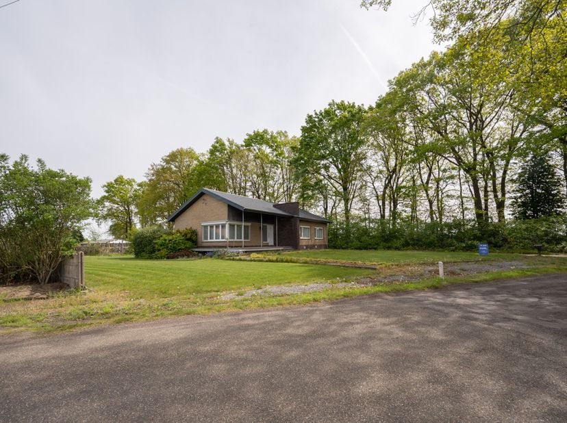 WONING GELIJKVLOERS TE KESSENICH - <br />
<br />
Landelijk gelegen woning, volledig gelijkvloers, op perceel grond van 30 are, deels gelegen in agrari