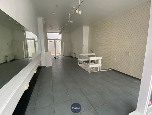                                         Handelsgelijkvloers te huur in Oostende, € 1.200
