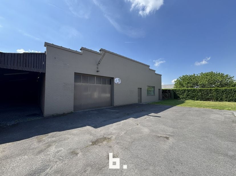 Ontdek deze ruime woning met vijf slaapkamers en bureau in Sint-Eloois-Vijve (Waregem). Ideaal voor zelfstandigen, vrije beroepen of grote gezinnen di