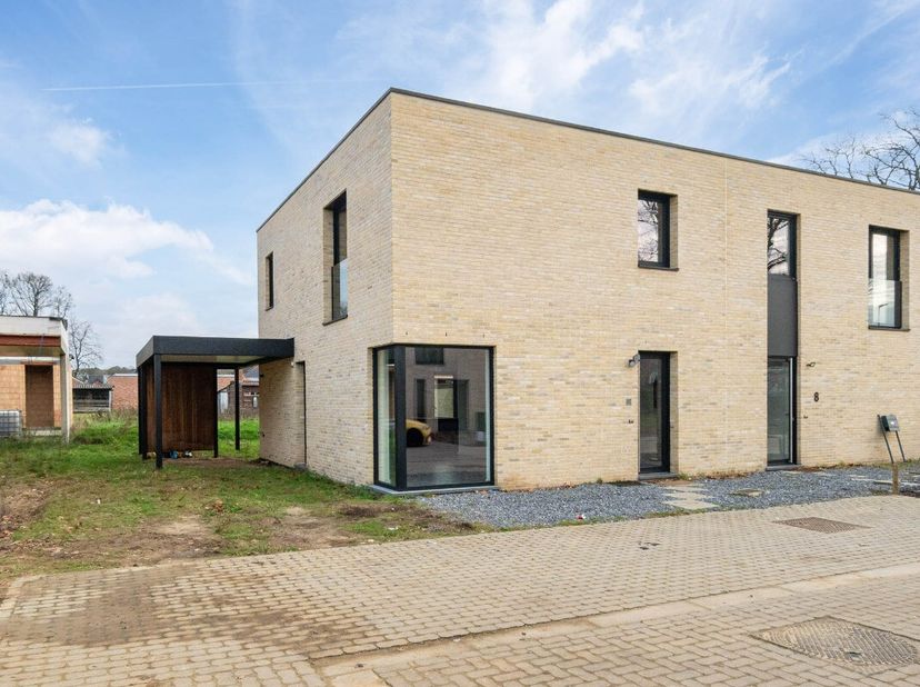 Te koop: moderne halfopen woning in Houthalen-Helchteren, gelegen in een rustige autoluwe straat aan de rand van het centrum, omringd door groen en na