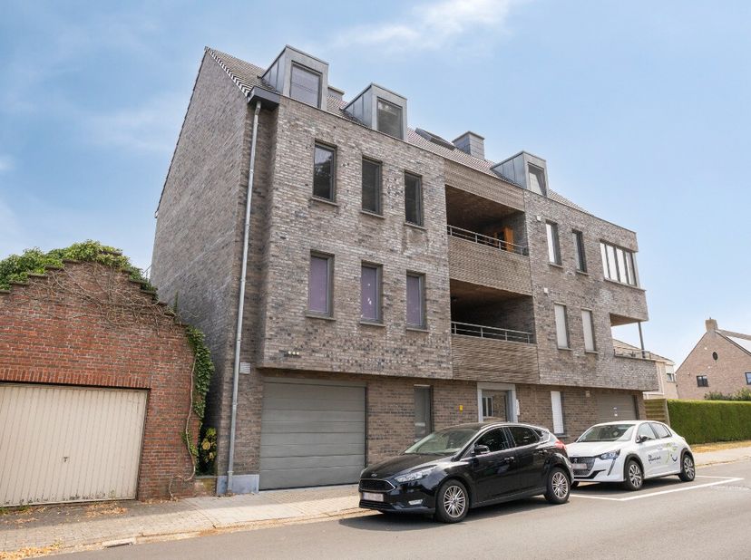 Laakdal: ruim duplex appartement met 3 slaapkamers, lift en autostaanplaats Dit instapklare duplex appartement is gunstig gelegen in Vorst, deelgemeen