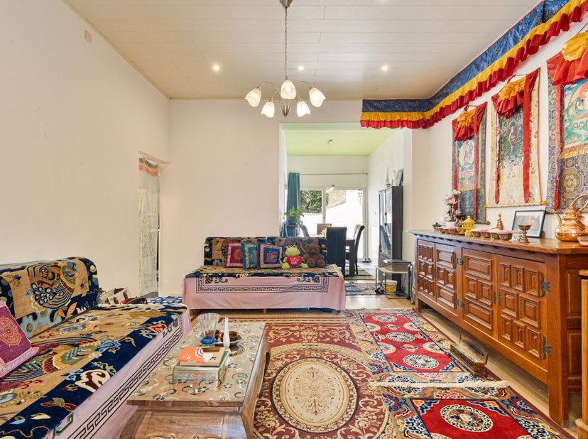 Dit is een bijzonder object. Het betreft een groot huis, bestaande uit 3 zelfstandige appartementen, waarvan 2 kadastraal gekend. Het gelijkvloers app