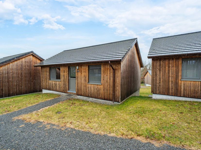 EBimmo vous propose ce charmant chalet de vacances, en parfait état, vendu meublé, idéalement situé dans un environnement boisé et calme (idéal pour s
