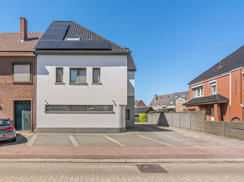 Op het gelijkvloers beschikt de woning over een kantoor- of praktijkruimte met een aparte ingang, ideaal voor wie wonen en werken wil combineren. Verd