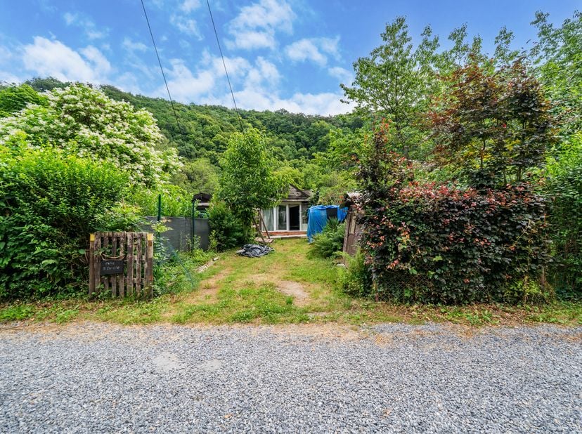 EasyHome vous présente ce bungalow, implanté sur une parcelle de 256 m², au cœur d’un environnement exceptionnellement calme et verdoyant, à seulement