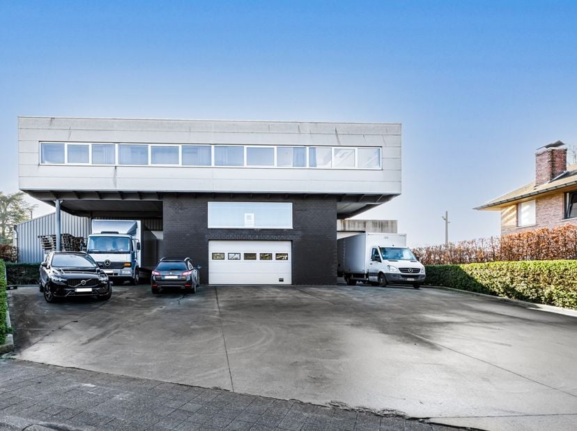 Alleenstaande instapklare woning met dubbele garage en oprit.<br />
Ruime inkomhal met gastentoilet, dubbele garage met fietsenstalling. Trap naar tus