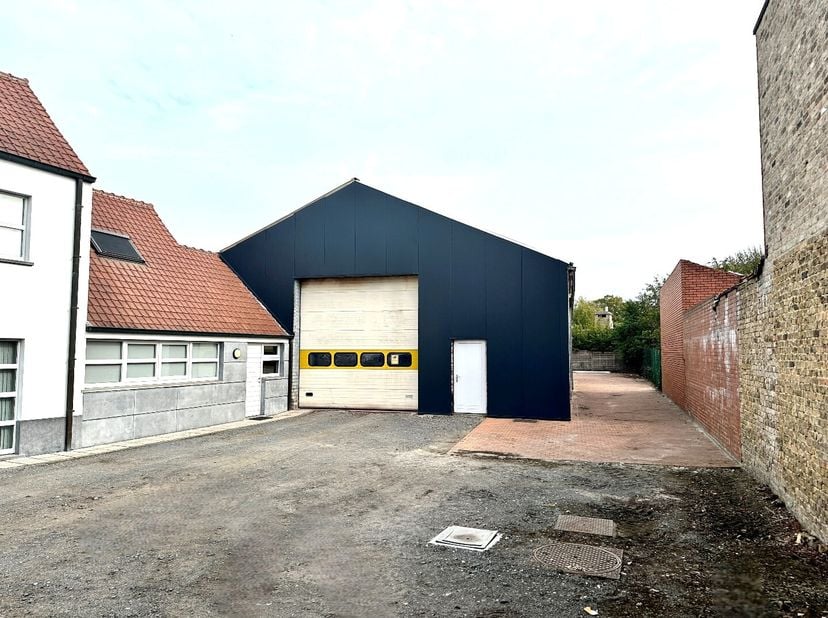 Opslagruimte/atelier, gunstig gelegen in de Rijselstraat, met vlotte bereikbaarheid van uitvalswegen en op wandelafstand van het centrum. Het pand hee