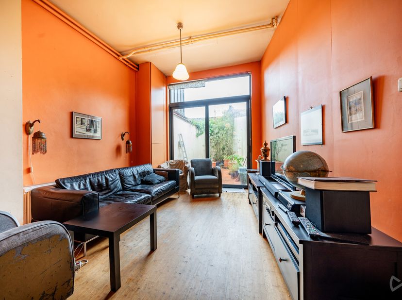 SCHAARBEEK – Rue de l’Agriculture 102<br />
Info en bezoeken – 02 315 51 71<br />
Ideaal gelegen in Schaarbeek biedt deze woning een enorm potentieel,