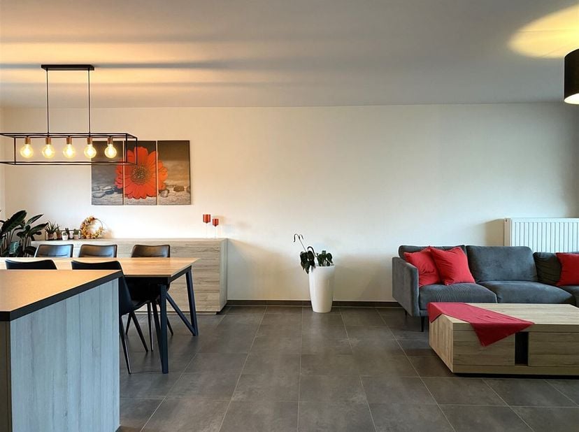 Appartement spacieux de deux chambres avec terrasse et place de parking<br />
Situation : Situé au coeur de Winkelomheide, à proximité de toutes les c