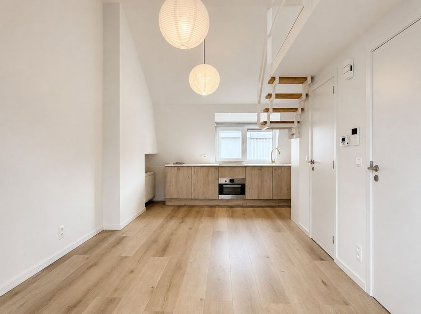 De residentie 'Carlo' is gelegen in een rustige woonomgeving in de buurt van het Gentse Sint-Pietersstation. Het gebouw, dat een hoogwaardige en energ