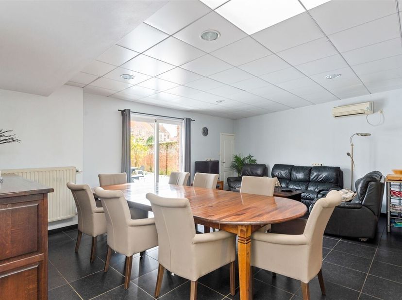 Op zoek naar ruimte, comfort én een uitstekende ligging? Dan is dit indrukwekkend appartement van maar liefst 211 m² precies wat u zoekt. Gelegen op e
