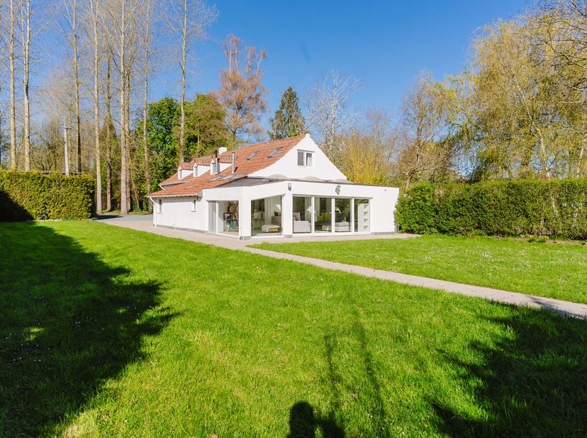 LIGGING<br />
Welkom in Heilsborre 28 in Asse, waar luxe wonen, absolute rust en een goede bereikbaarheid samenkomen. Deze unieke villa bevindt zich i