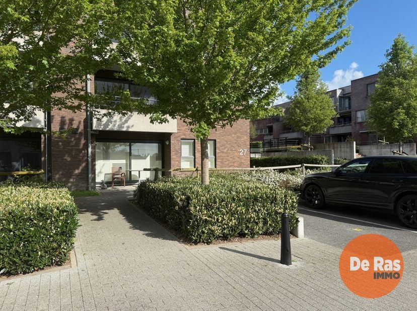 DENDERLEEUW – Recent gelijkvloers appartement met tuin<br />
Dit recent gebouwde gelijkvloers appartement bevindt zich in een rustige en groene woonom