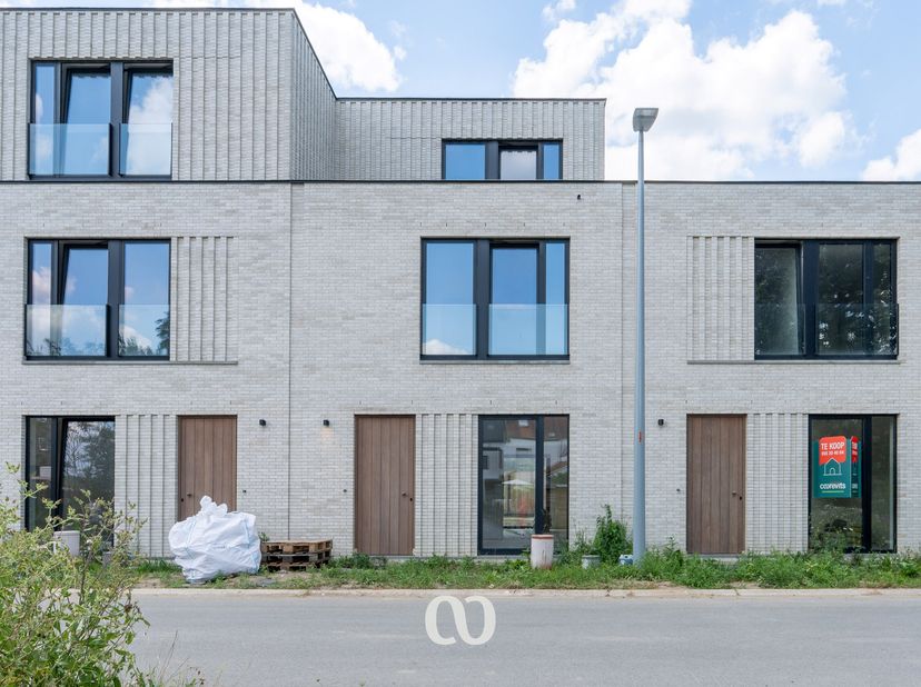 Cherchez-vous une maison neuve entièrement finie avec cinq chambres et deux salles de bains près du centre d'Oudenaarde ? Trouvé !<br />
<br />
Les ci