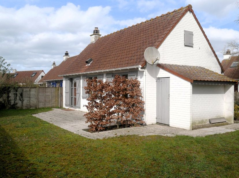 Agréable maison de vacances sur un terrain spacieux de 299 m² dans le domaine de vacances Zeewind II. Elle se compose d'une entrée, d'un grand salon,