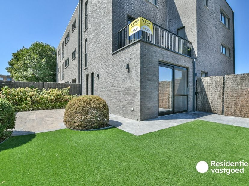 Wie op zoek is naar ruimte, comfort én flexibiliteit, ontdekt in deze recente woning in Wenduine heel wat meer dan op het eerste gezicht verwacht. Met