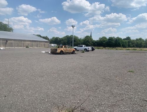                                         Industriegrond te koop in Châtelet, € 185.000
