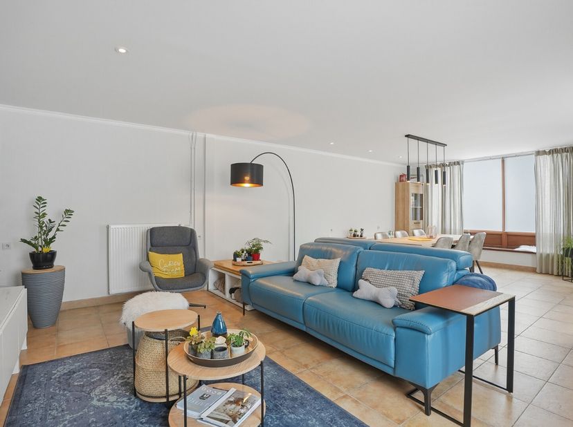 Gelegen in een rustige omgeving te Assebroek bevindt zich deze ruime hoekwoning met tal van mogelijkheden. Dankzij de centrale ligging woont u op wand