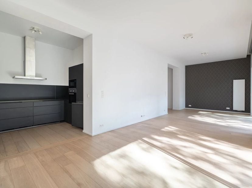Victoire-Junot vous propose ce superbe appartement intégralement rénové profitant d'une entrée indépendante à rue (comme une maison) d'une superficie