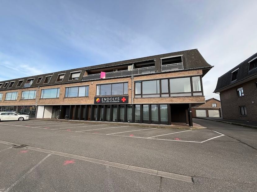 Sujet<br />
Immeuble de bureaux d'environ 500 m² au 1er étage.<br />
<br />
Disposition<br />
Composé de 3 parties, chacune mesurant environ 500 m², r