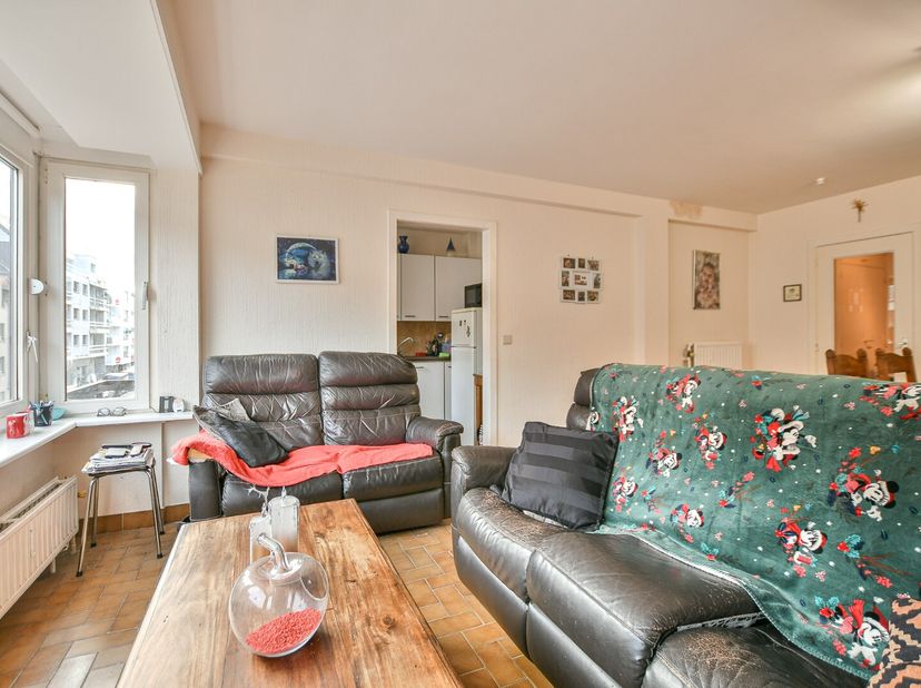 In het hart van Blankenberge, op amper enkele stappen van het station en het gezellige winkelcentrum, bevindt zich dit appartement met twee slaapkamer