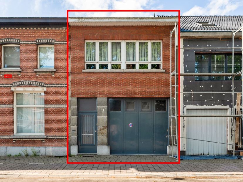 Ligging:<br />
Deze te renoveren woning met magazijn is gelegen aan de Oude Turnhoutsebaan in Wijnegem. Dankzij de nabijheid van het Albertkanaal gen