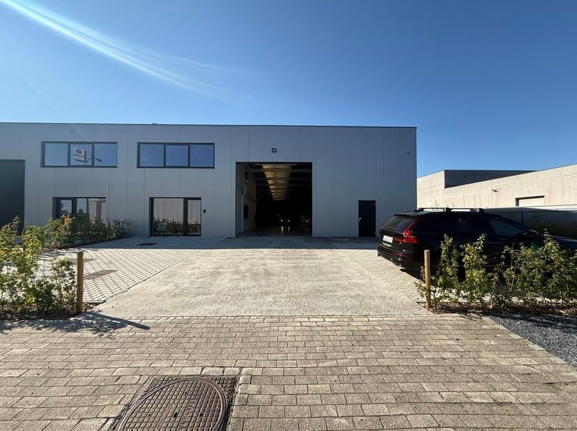 Gerenoveerd bedrijfsgebouw te huur te Oudenaarde <br />
Het bedrijfsgebouw heeft een oppervlakte van 934 m², bestaande uit 766 m² magazijn, 84 m² show