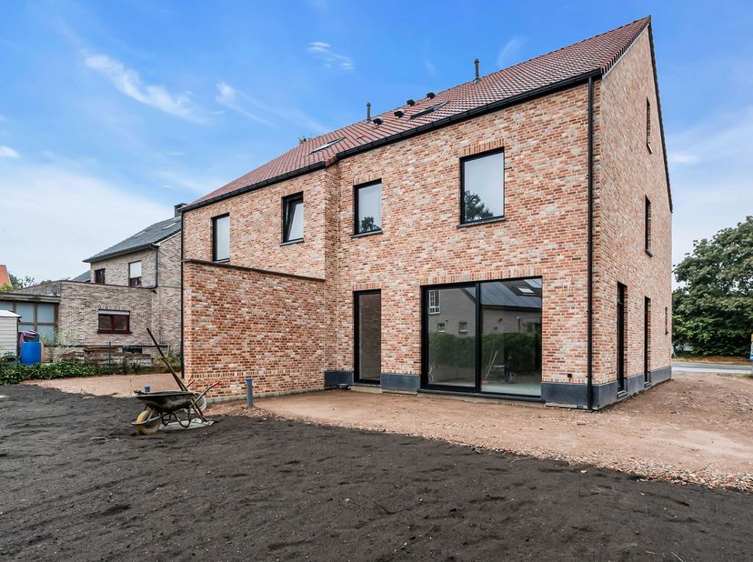 Op een centrale en vlot bereikbare locatie aan de Koolmijnlaan in Koersel wordt deze royale nieuwbouw pastorijwoning gerealiseerd. De stijlvolle halfo