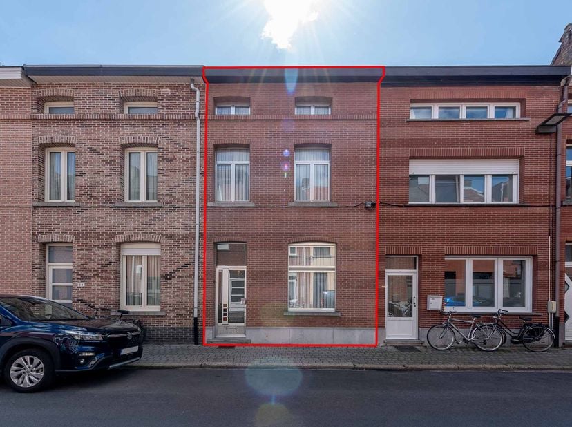 TE RENOVEREN RIJWONING -<br />
<br />
Met tal van mogelijkheden voor renovatie en inrichting naar eigen smaak.<br />
Elektrische installatie niet conf
