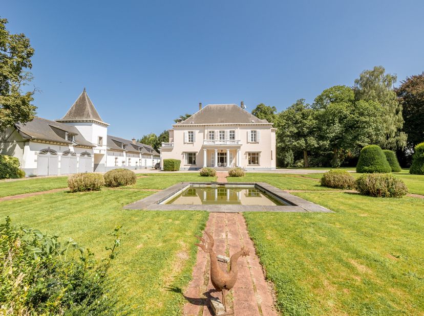 In het hart van het groene landschap van Seneffe, vlakbij de belangrijkste verkeersaders en voorzieningen, presenteert Christie's Real Estate Belgium