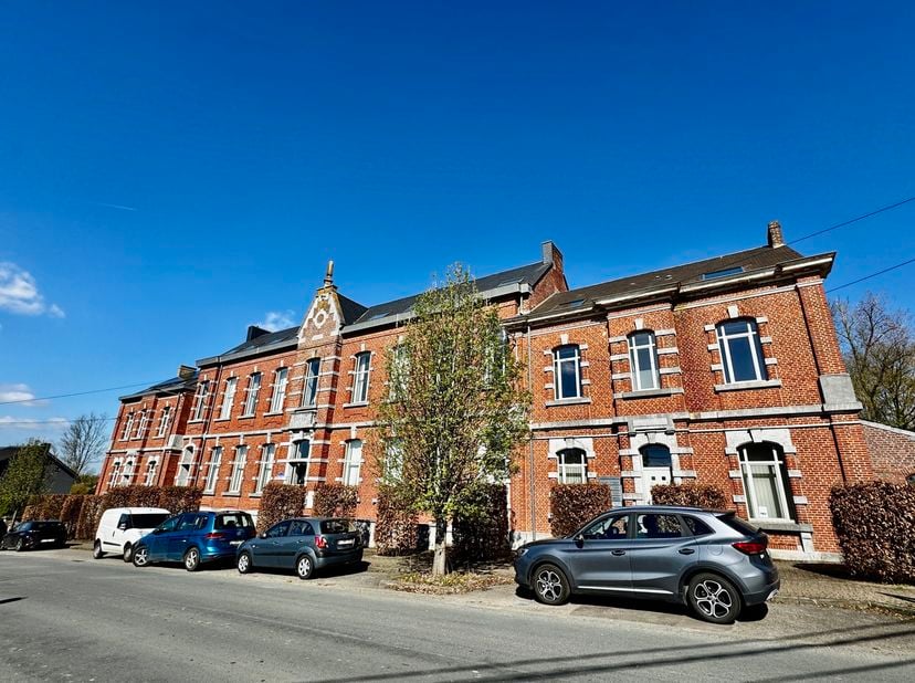 BOUGES – mooi APPARTEMENT (2 slaapkamers/1 badkamer). Gelegen op een steenworp afstand van het Saint-Luc-ziekenhuis in Bouge, bestaat het uit een mooi