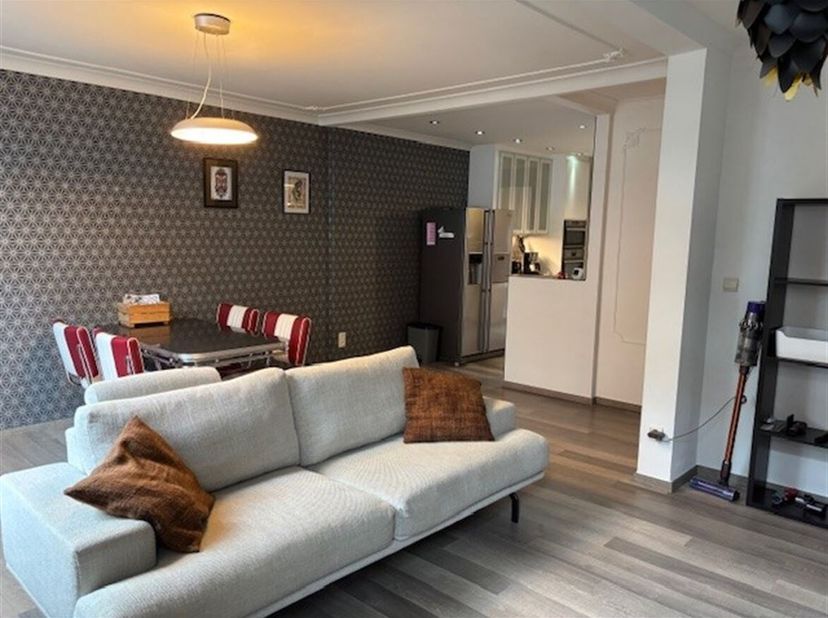 Ruim stads appartement met drie slaapkamers en ruim terras<br />
Ligging: Dit appartement ligt aan de Koning Astridlaan in Hasselt nabij het centrum e