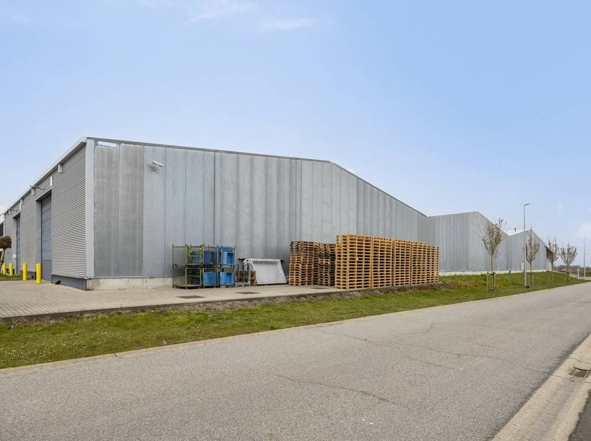 Deze casco (kantoor)ruimte van ca. 950 m² maakt deel uit van een recent en modern KMO-project gelegen aan de Ambachtsweg 14 te Gingelom, in de nabijhe