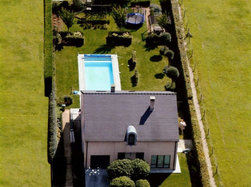 Deze prachtige en instapklare villa combineert ruimte, comfort en een heerlijk gevoel van thuiskomen. Vanaf het moment dat je de grote, open inkomhal
