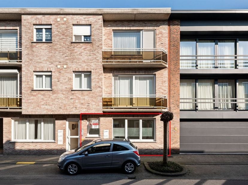 Gerenoveerd gelijkvloers appartement met tuin en garage in Brasschaat, Veldstraat 13.<br />
Zeer centraal gelegen, op wandelafstand van de levendige B