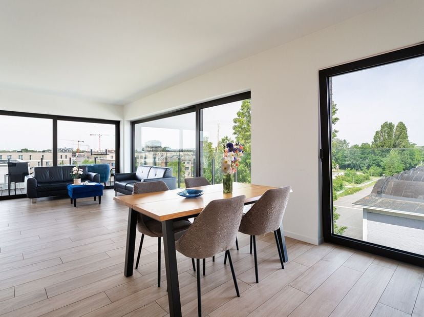Dit appartement is gelegen op de 4de verdieping in de moderne woonwijk Regatta, een groene en rustige omgeving op een uitstekende locatie nabij het Ga