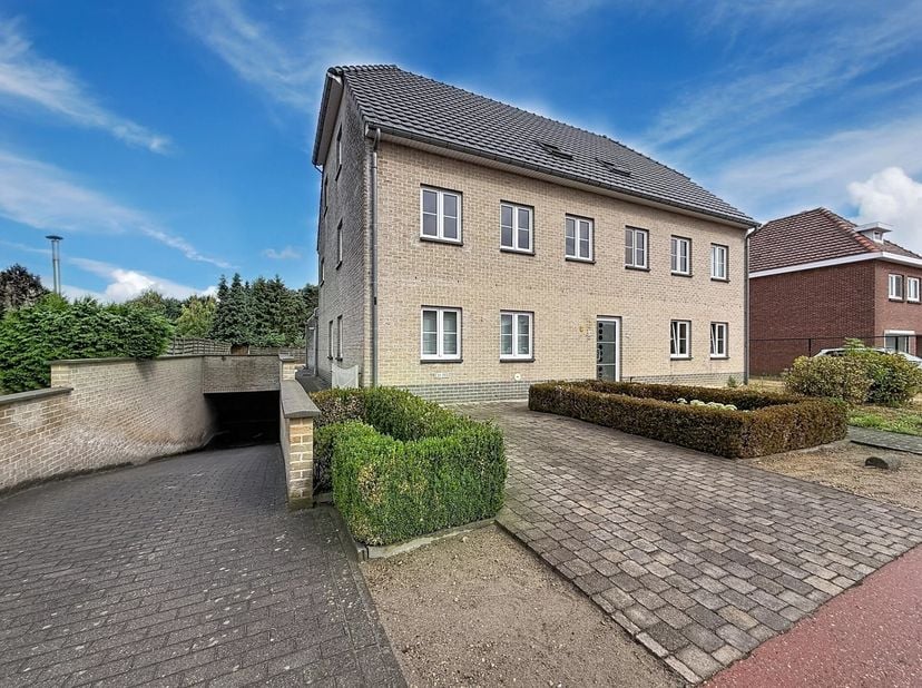 Op zoek naar een comfortabel appartement met 2 slaapkamers, een tuin én maar liefst 2 ondergrondse staanplaatsen?  Dan is dit goed onderhouden gelijkv