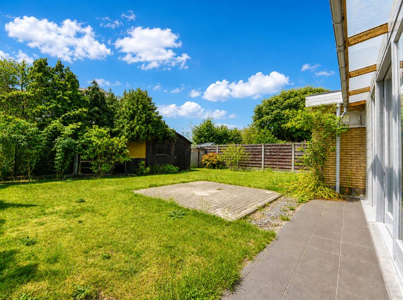 In een aangename en rustige omgeving vindt u deze verzorgde halfopen woning in Eeklo. <br />
Dankzij zijn ligging geniet u hier elke dag van rust en r