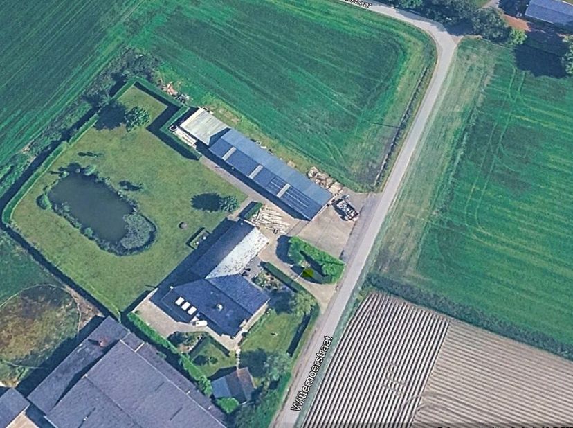 In het landelijke Oedelem vinden we deze alleenstaande woning met bijhorende loods van +/- 300m². De woning is instap klaar en geniet veel ruimte, all