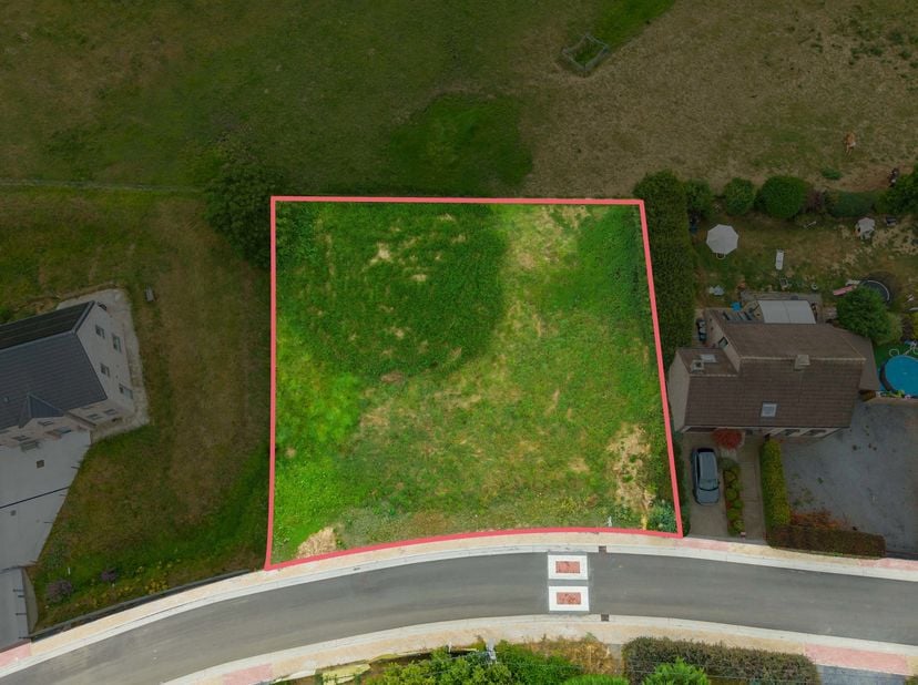 Easy Home vous propose ce beau terrain plat de 10 ares 50, offrant une vue sur les champs et un potentiel exceptionnel, situé dans le charmant village